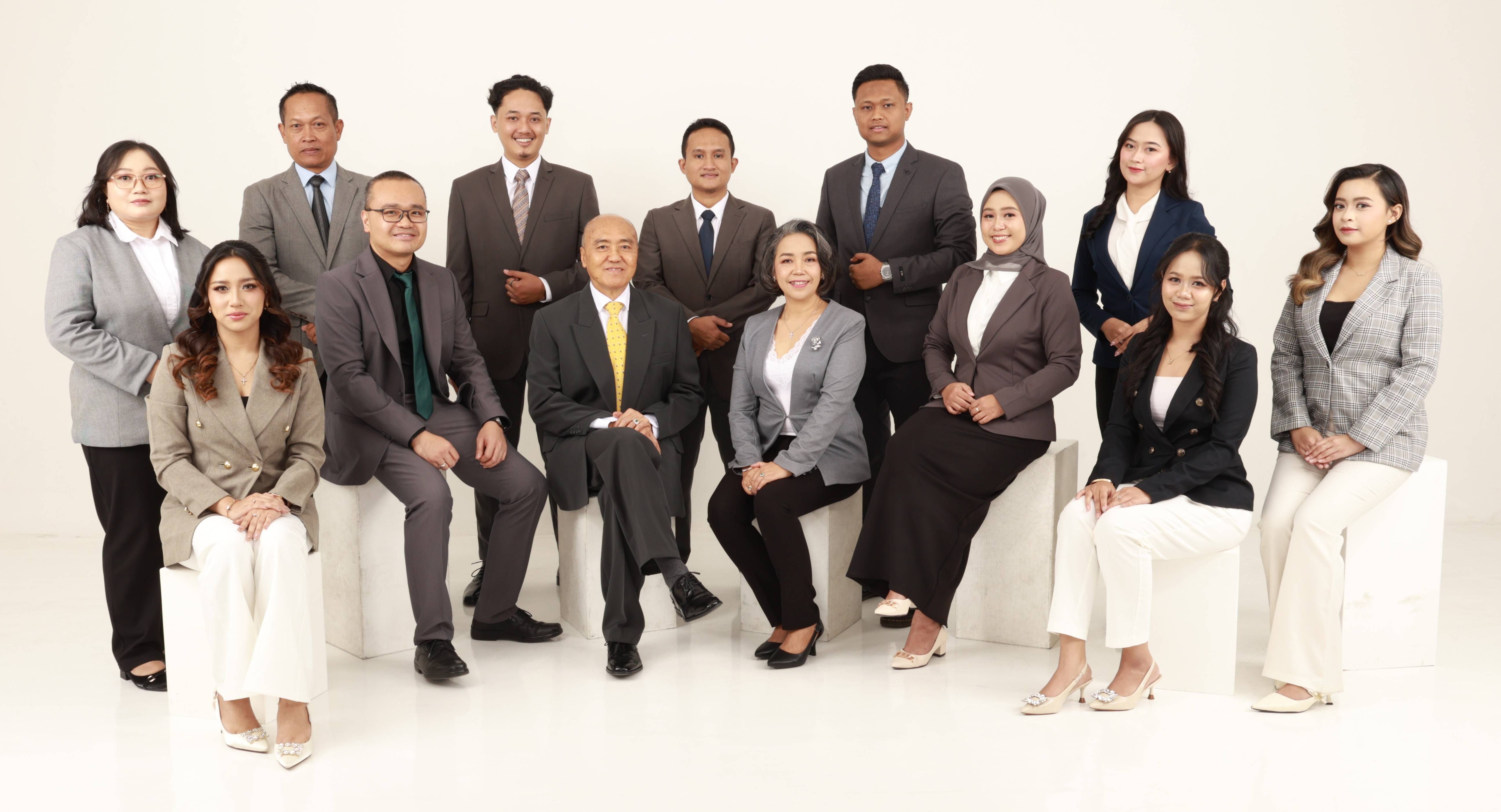 Foto bersama seluruh tim advokat dan staf SSP Law Firm